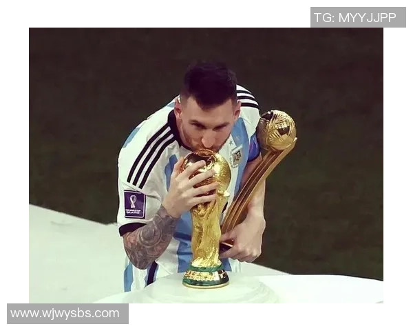 足球明星荣耀时刻捧奖杯的精彩瞬间回顾与背后的奋斗故事